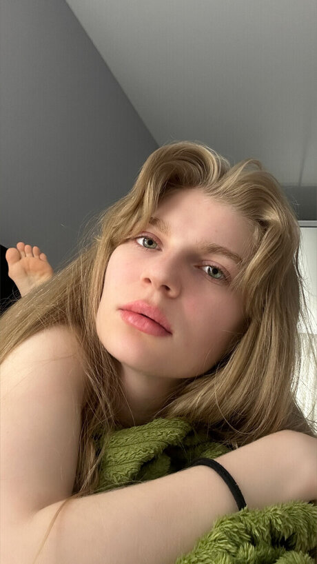 Milana エロティックなモデル 写真