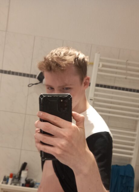 Lars19 top profile image