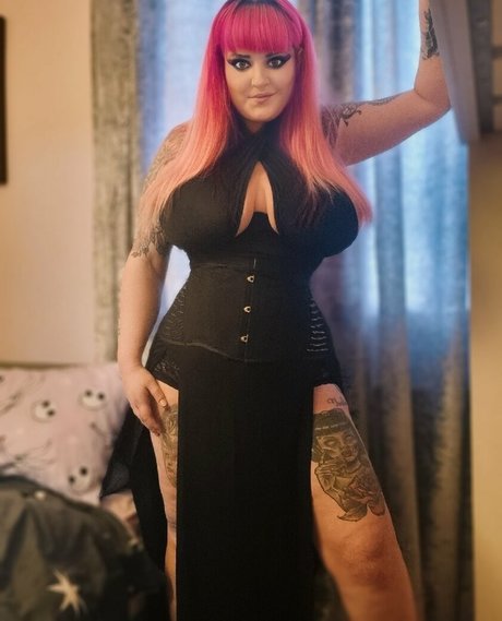 Gothabilly queen 美しいポルノスター 写真