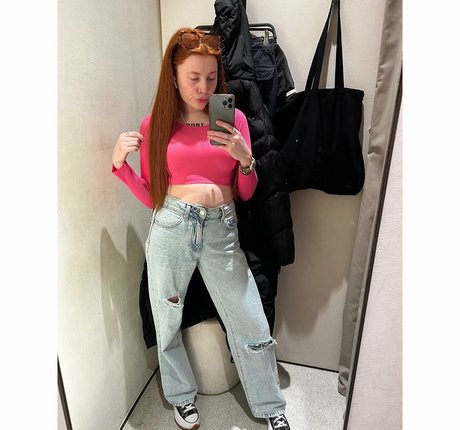 Molly Capper ホットスター 写真