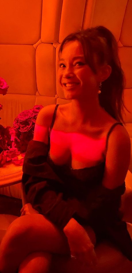 曲線美のブロンドオンリーファンズ アート裸 画像