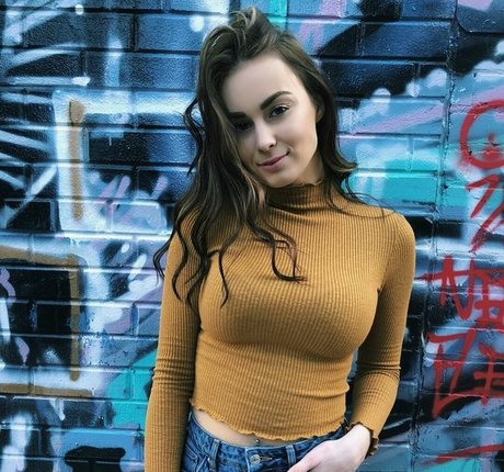 Logan Fabbro 女優 写真