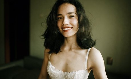 Ella Flare セックスモデル 写真