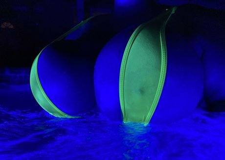 inflate a val アダルトモデル 写真