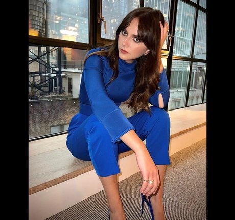 Emilia Jones ポルノスター 画像