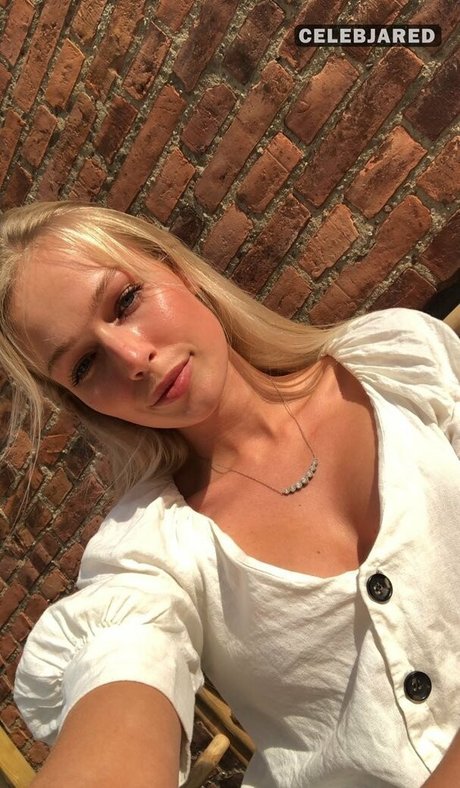 Frederikke Bach エロティックなモデル 写真