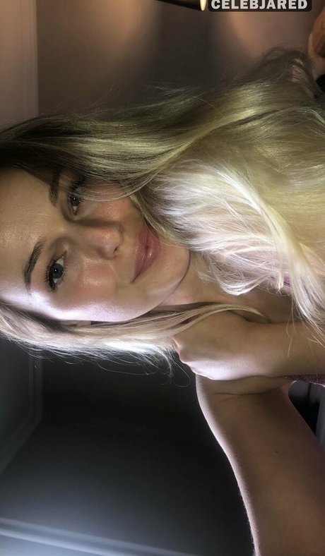 Frederikke Bach 裸モデル 写真