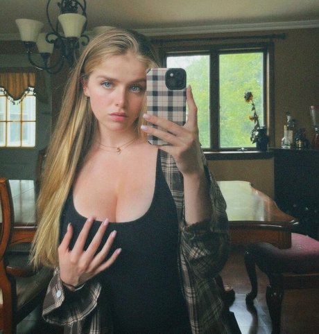 ゴス・ポーグ・オンリーファンズ セックス 写真