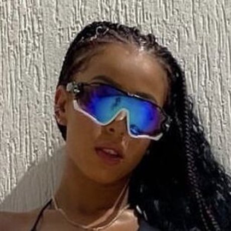Isis Pequine トップ女優 ギャラリー