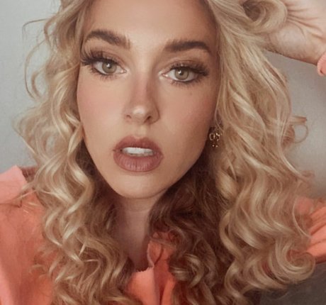 Taylor Mathis ヌードモデル 画像