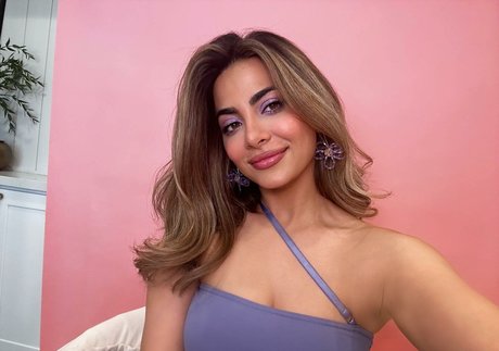Emeraude Toubia アートモデル 写真