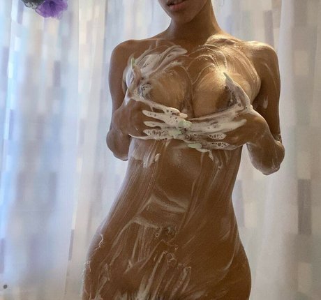 黒檀の巨乳オンリーファンズ ヌード 写真