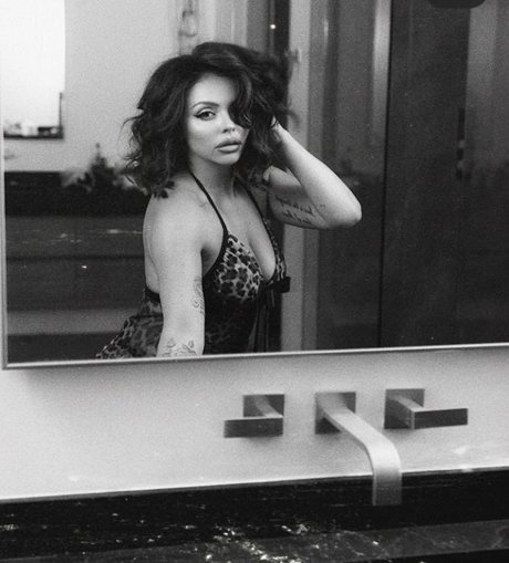 Jesy Nelson ポルノスター パーフェクト 写真