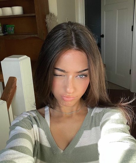 Lily Weber ヌードモデル 画像