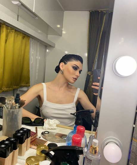 Hazar Erguclu 最高のスター 写真