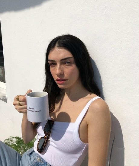 Hazar Erguclu ヌードモデル 写真