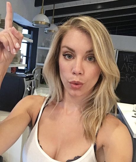 Jennifer Holland アートモデル 画像