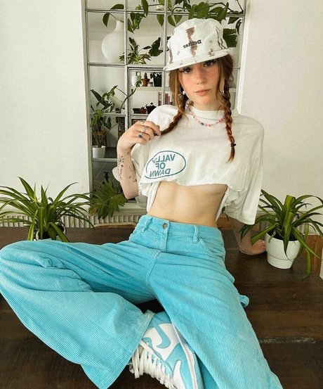 Leonie Busse 高品質のポルノスター 写真