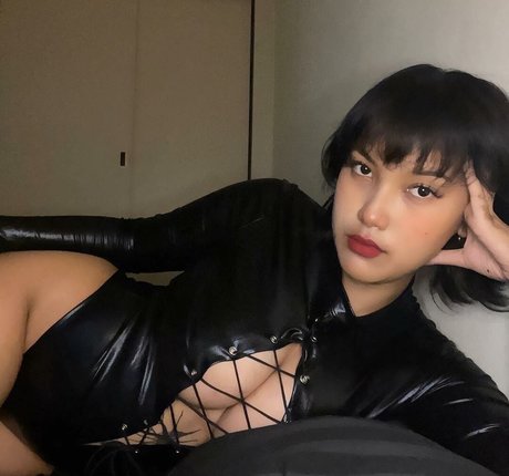 黒檀ペッギングオンリーファンズ セクシー 画像