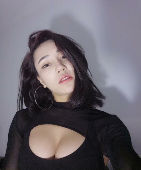 張りのあるおっぱいオンリーファンズ エロチック 写真