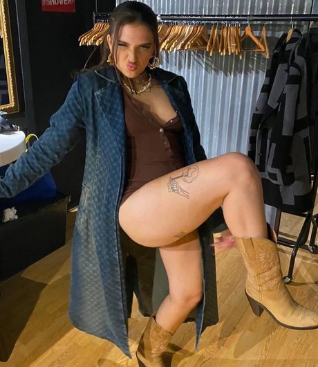 Mae Muller エロティックモデル 写真