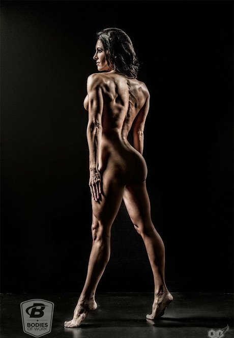 Bodybuilding com s BodiesWork ヌードモデル 写真