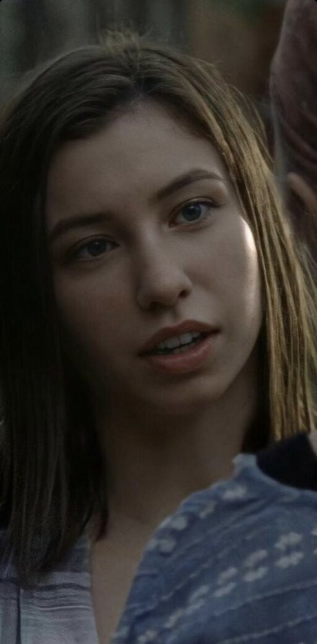 Katelyn Nacon 完璧なスター 写真