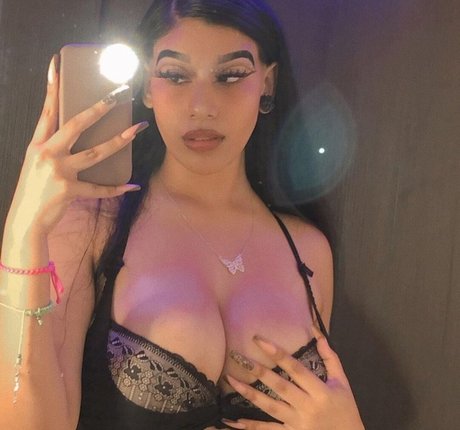 巨乳ヌードオンリーファンズ 裸 画像