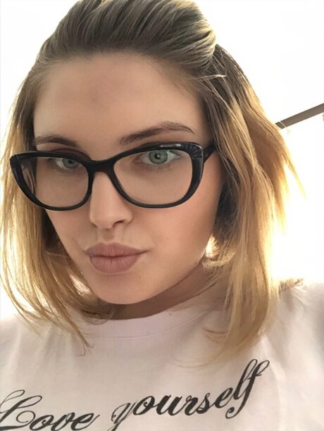 Beatrice Andrei セクシーモデル 写真