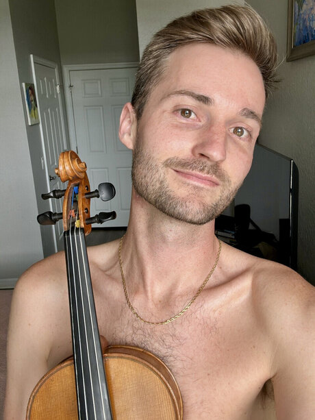 A Naked Violinist xxxスター 写真