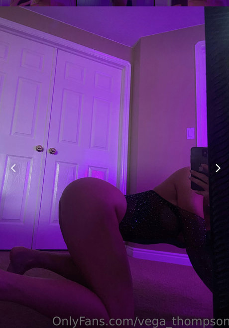 Vega Thompson 裸のスター 写真