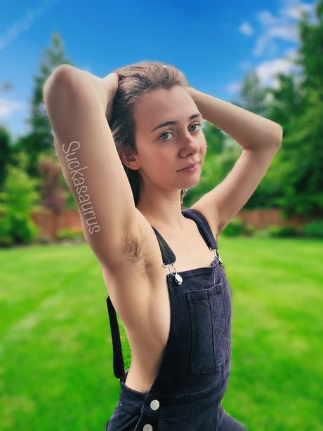 有名な女の子のオンリーファンズ ポルノグラフィック 写真