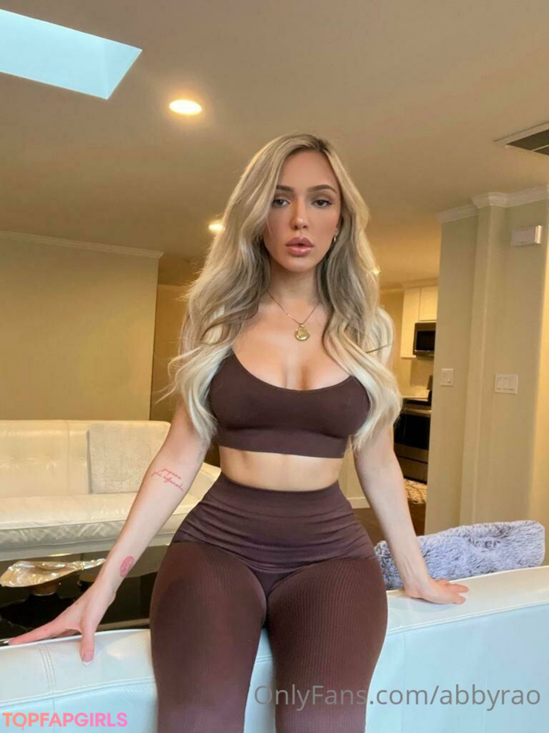 かわいい猫OnlyFans セクシー裸 写真