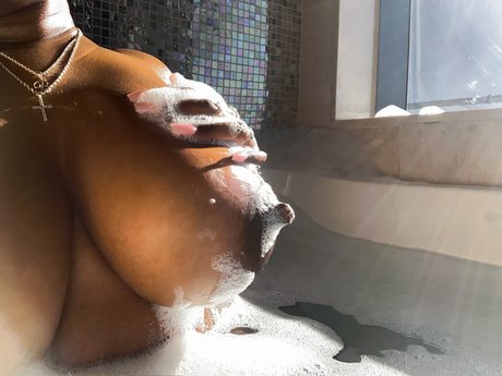 おっぱいを吸うOnlyFans セクシー 写真