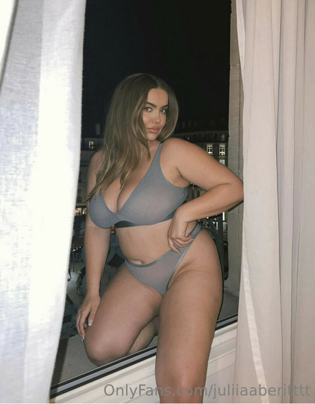 Julia Berit ヌードスター 写真