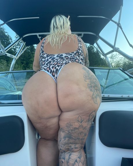 thicksnoww エロティック女優 写真