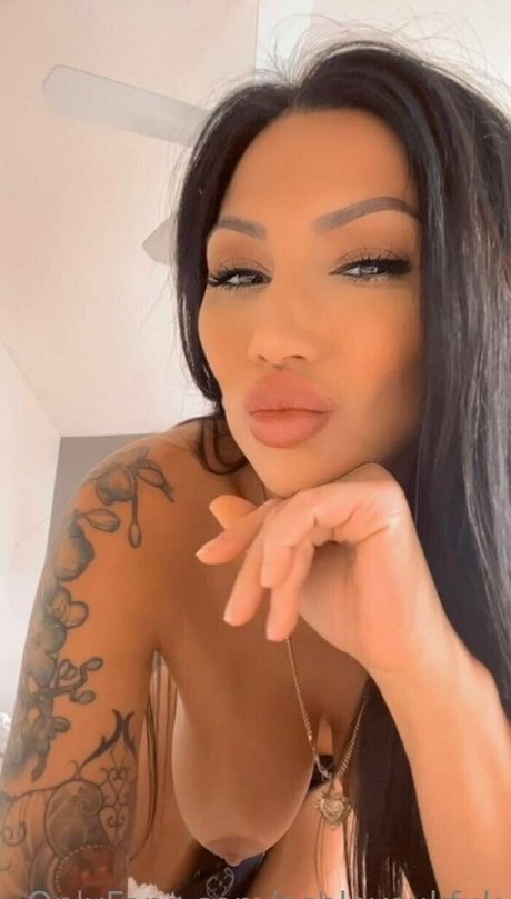 Ashley Suk Fuk トップ女優 写真