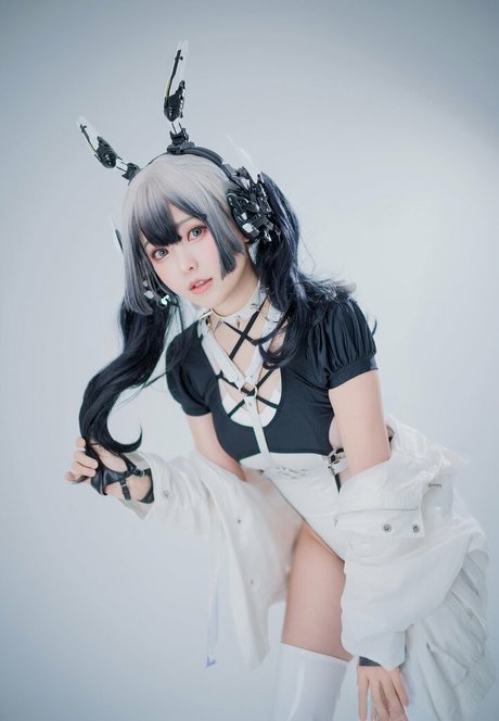 Ely Cosplay 裸のポルノスター 写真