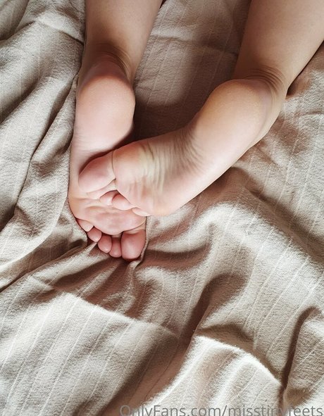 misstinyfeets エロティックなモデル 写真