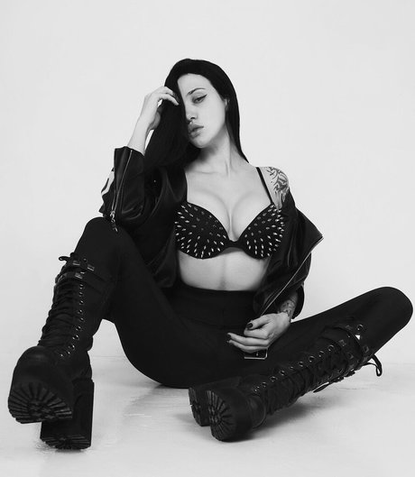 Dasha Doshik ヌードモデル 画像