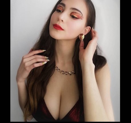 Daniela Derly 裸のスター 画像