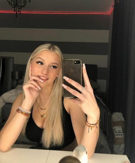 Emma Welyki セクシーモデル 写真