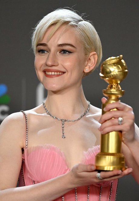 Julia Garner ポルノスター ヌード 写真