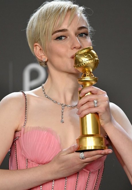 Julia Garner ポルノスター 写真
