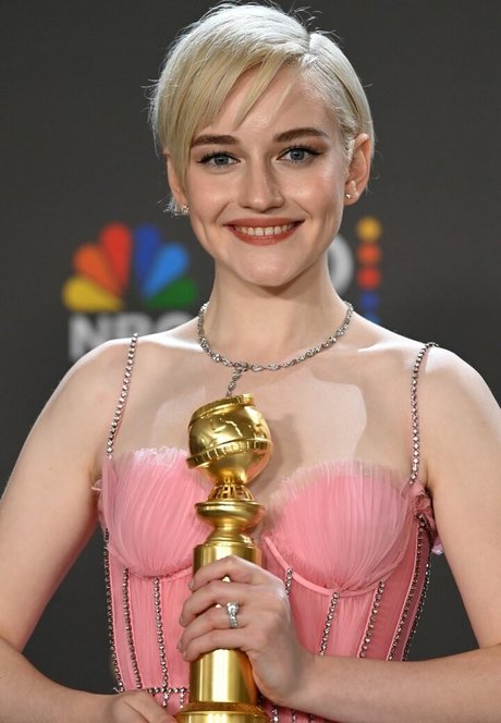 Julia Garner ポルノスター 写真
