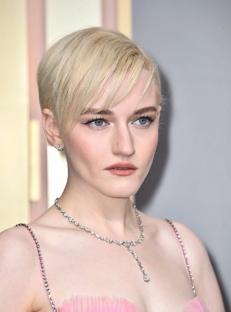 Julia Garner ヌード女優 写真