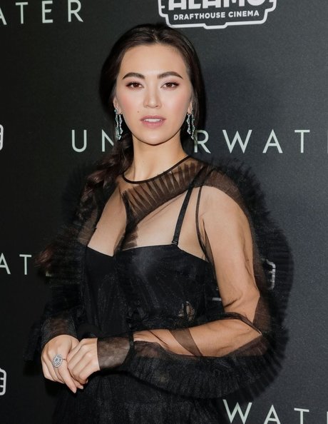 Jessica Yu Li Henwick セクシーモデル 写真