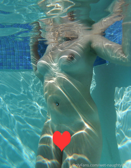 wet naughty kitty ポルノスター 写真