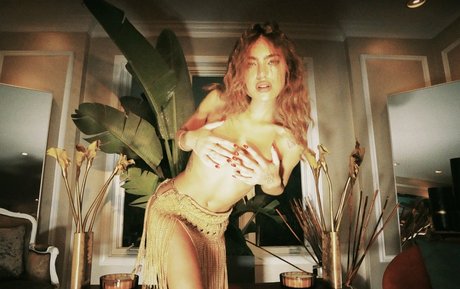 skyelia ヌードのポルノスター 写真