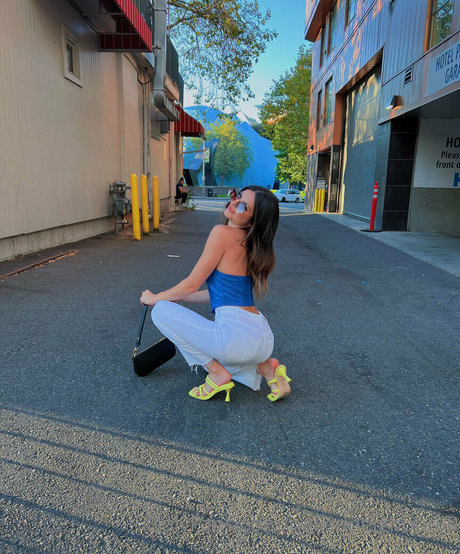 ベビーシッターオンリーファンズ セクシー裸 写真